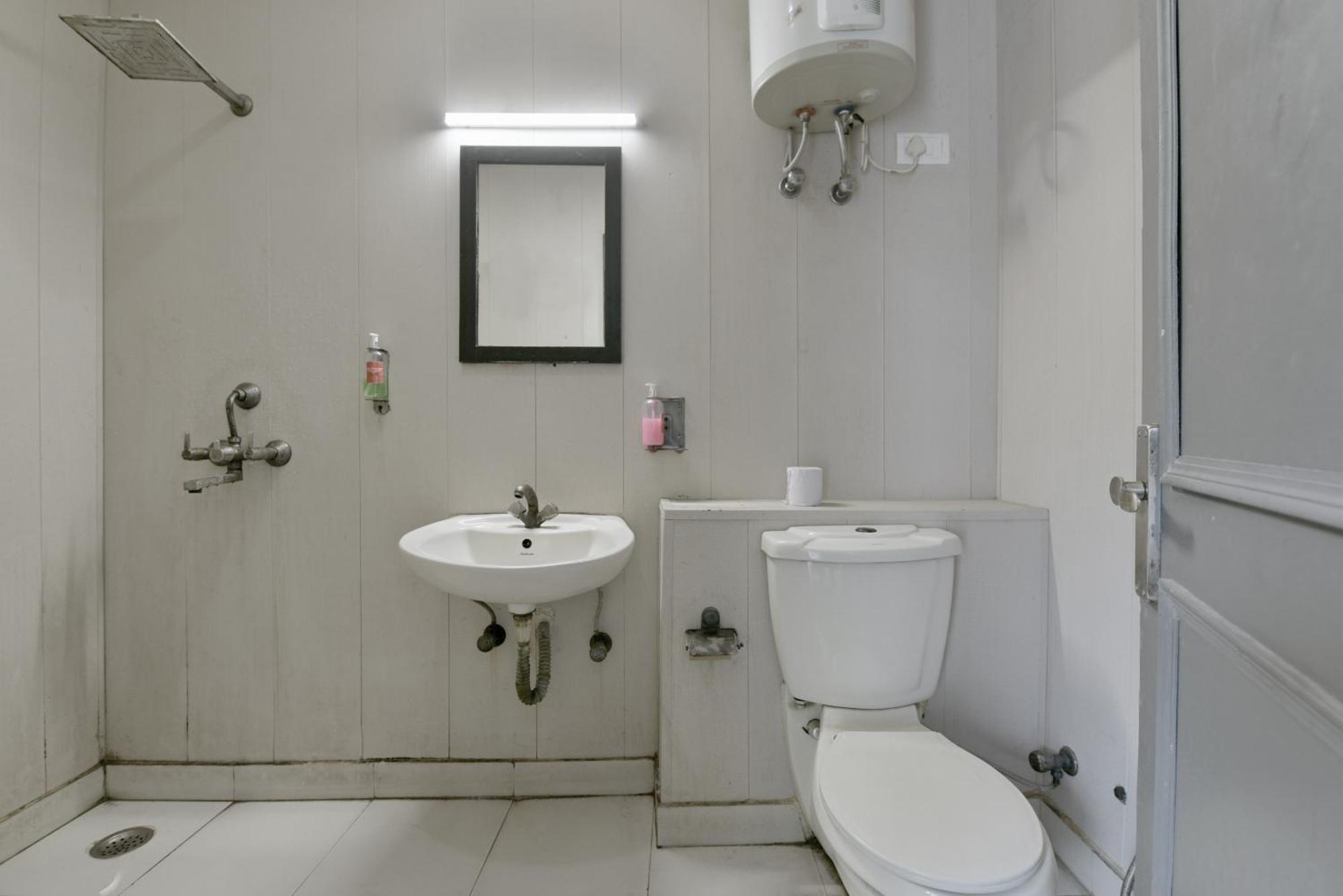 Divine Inn Couple Friendly Hotel Near Sector 51 Metro Station Noida Exterior photo